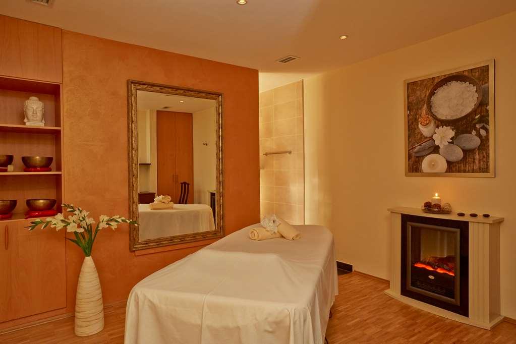 Hotel H+ & 4*