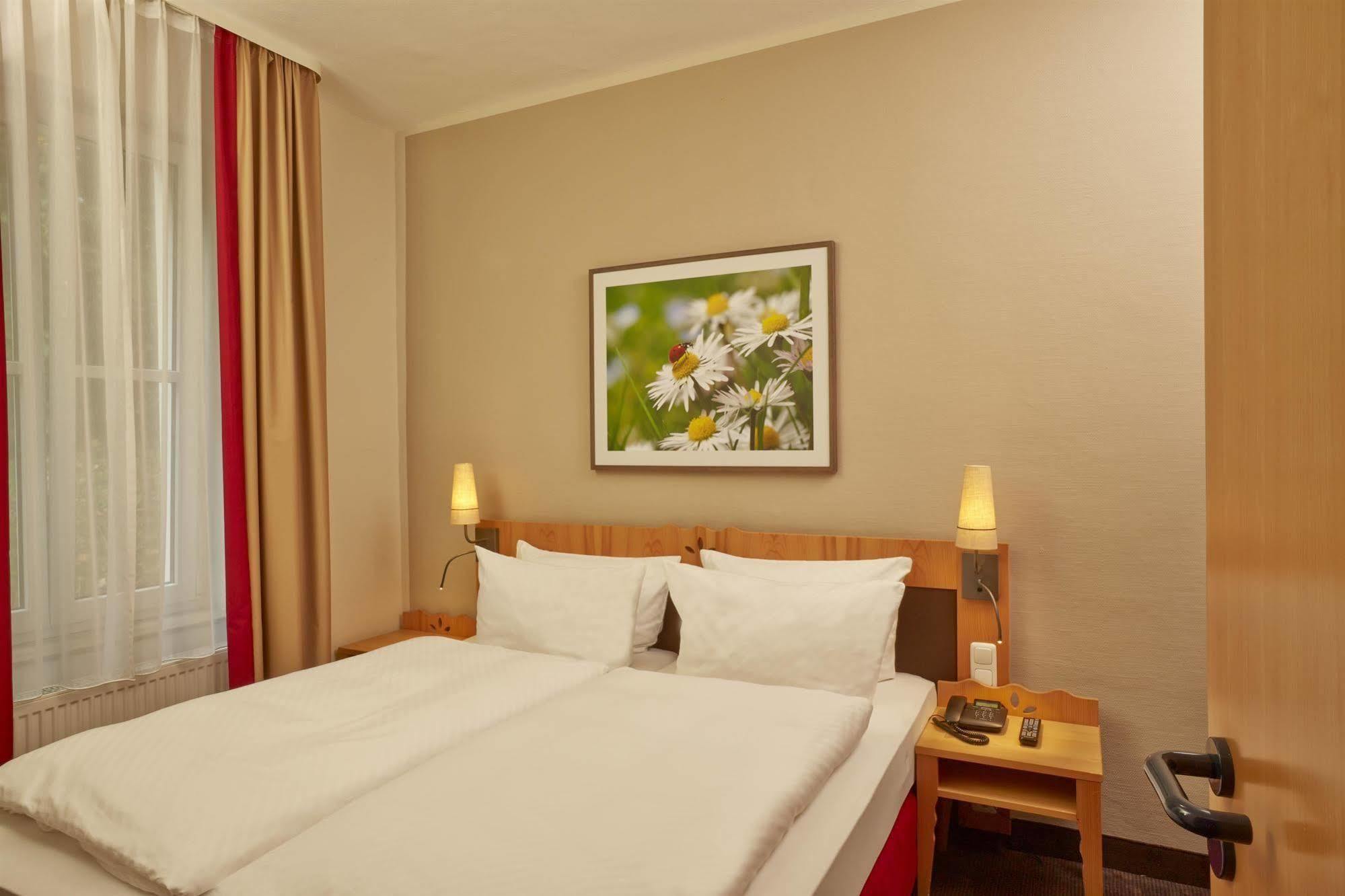 Hotel H+ & 4*