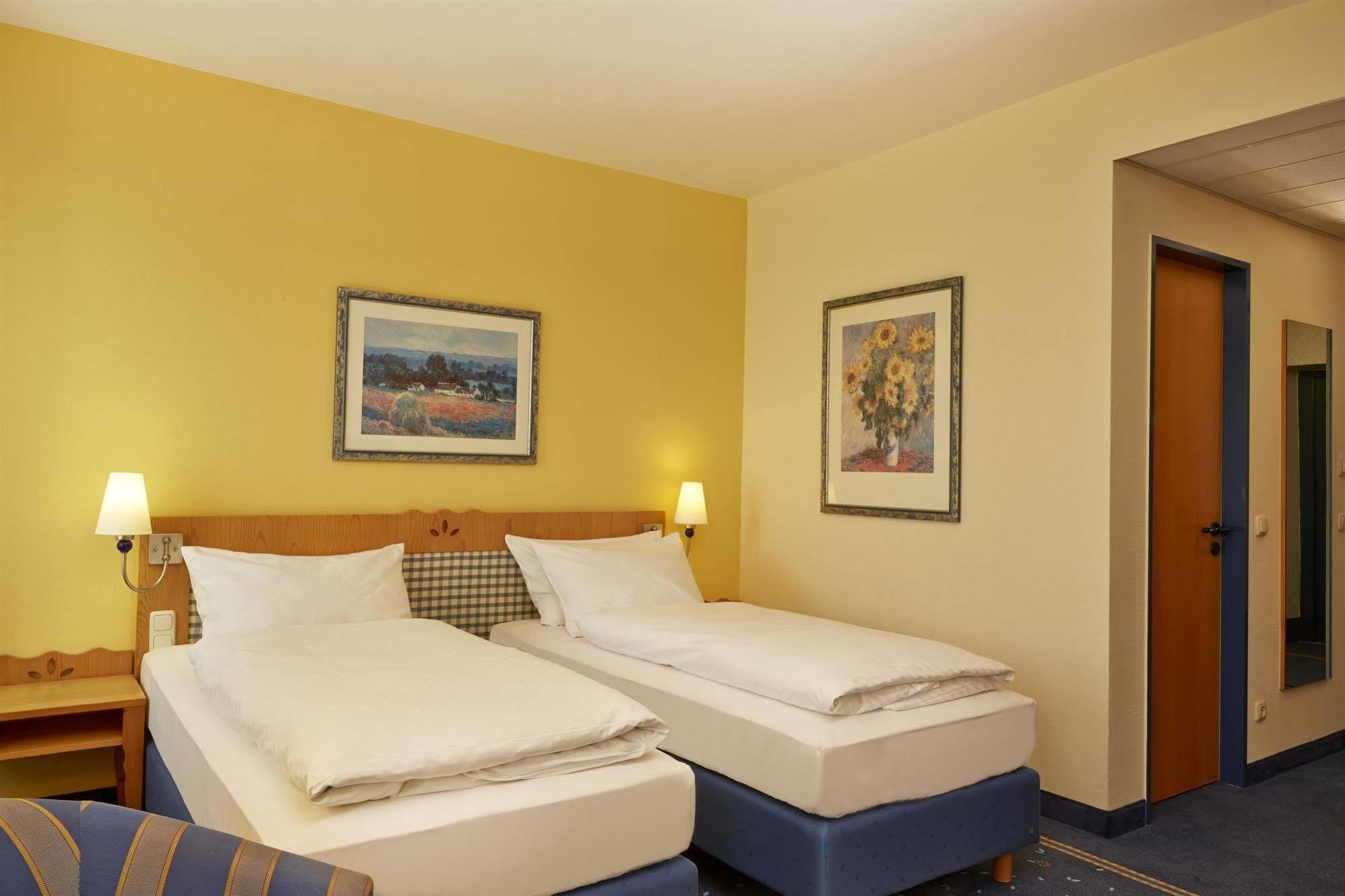 Hotel H+ & 4*