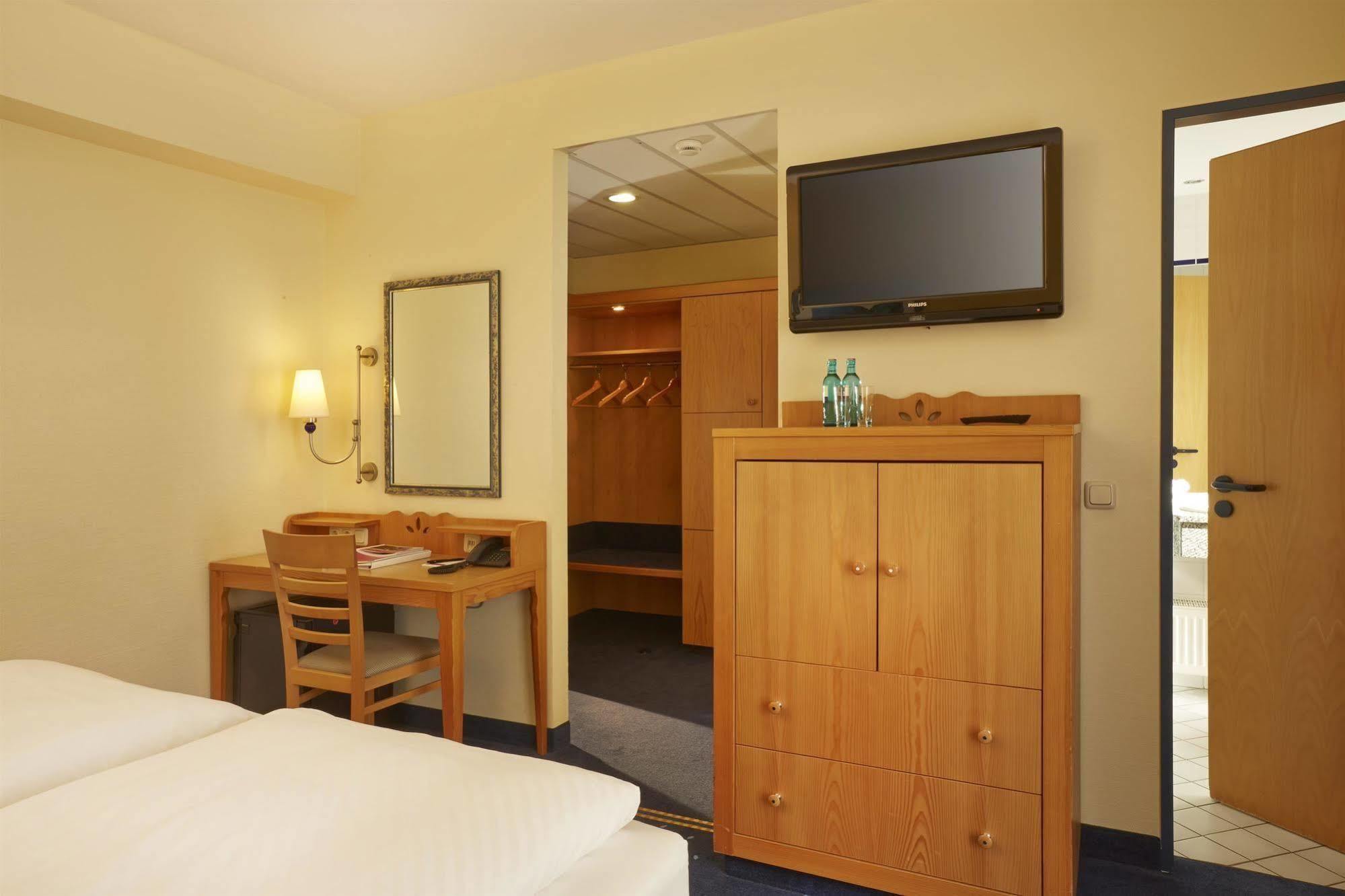 Hotel H+ &