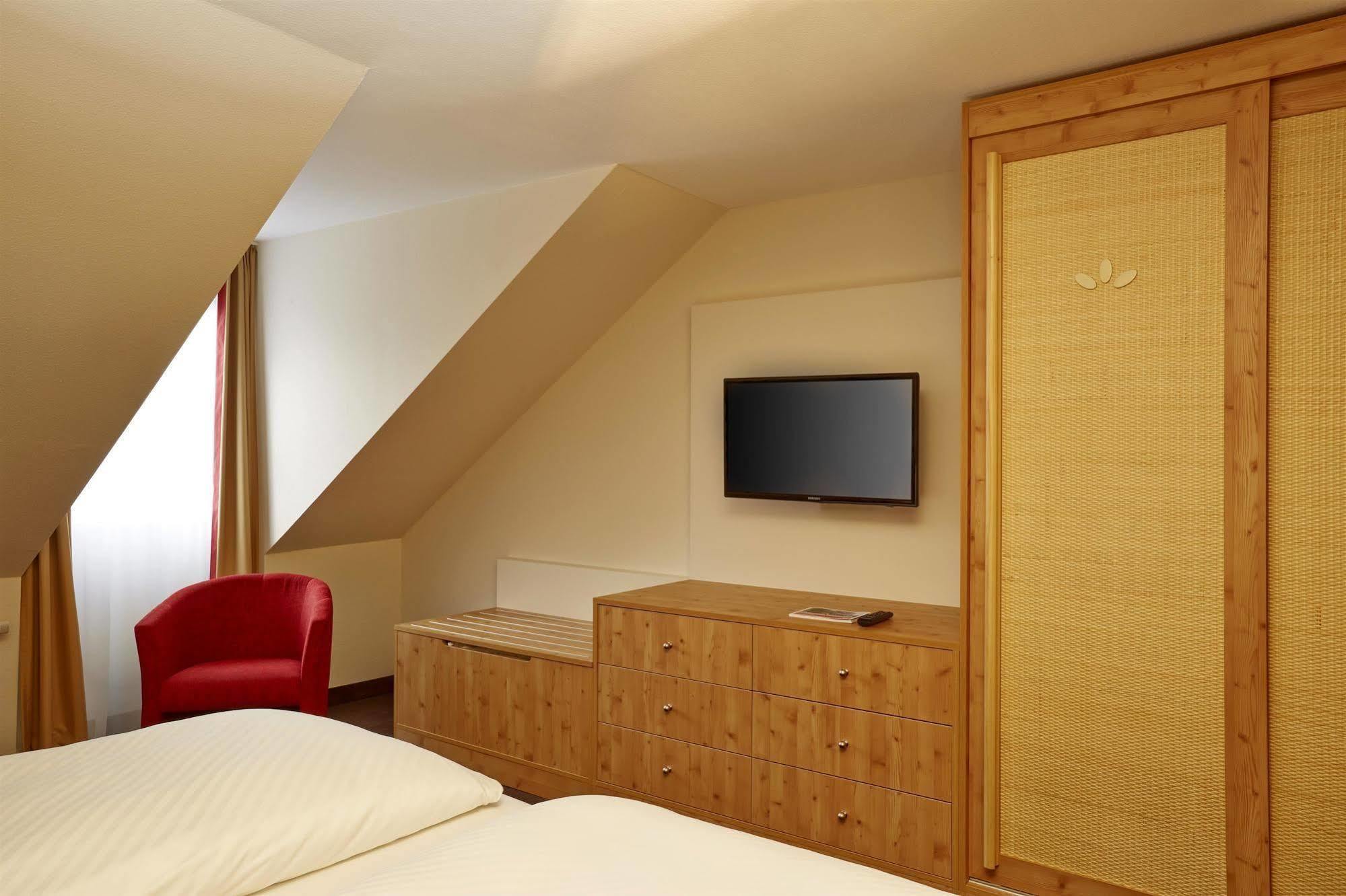 Hotel H+ & 4*